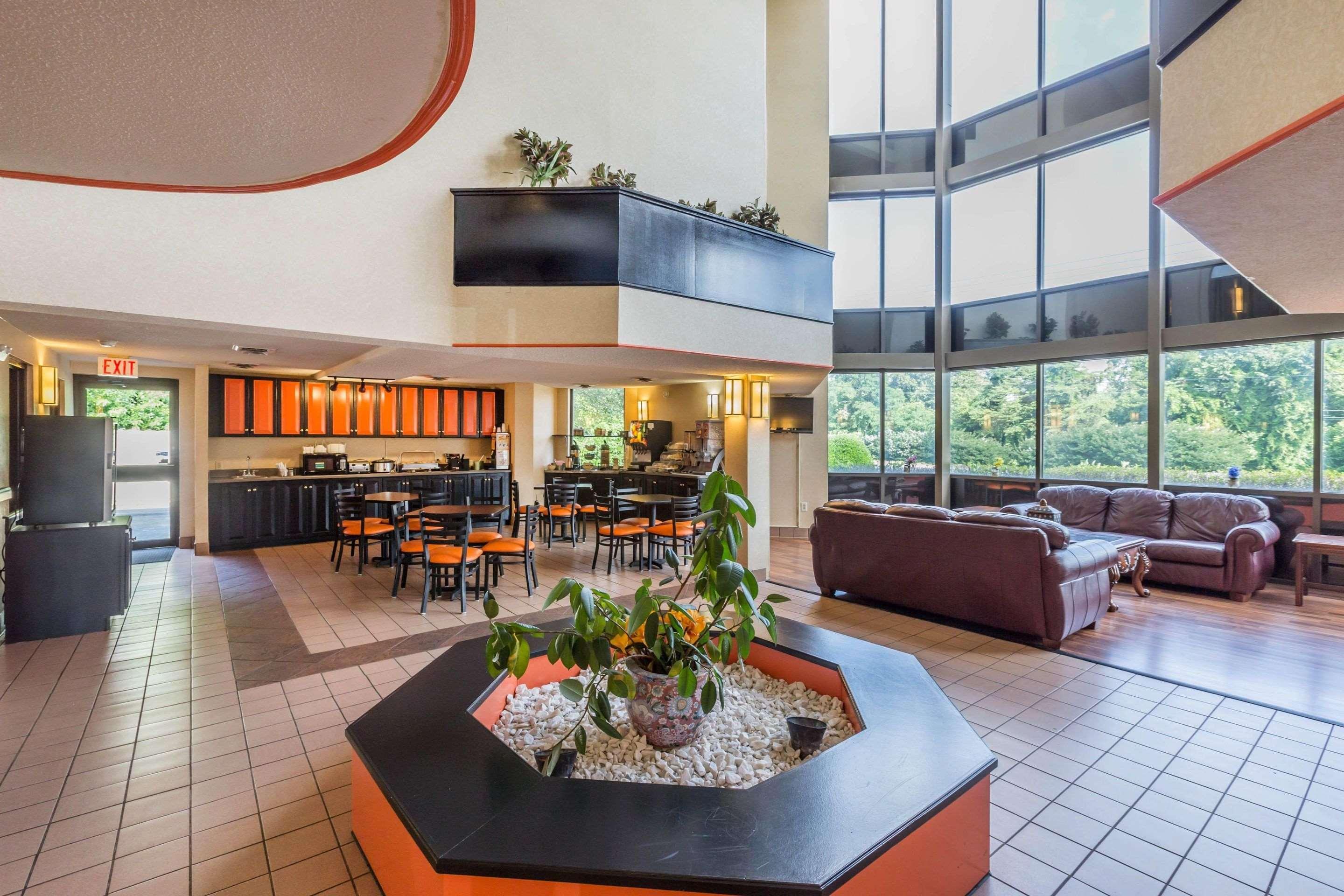 Quality Inn Greer Bagian luar foto