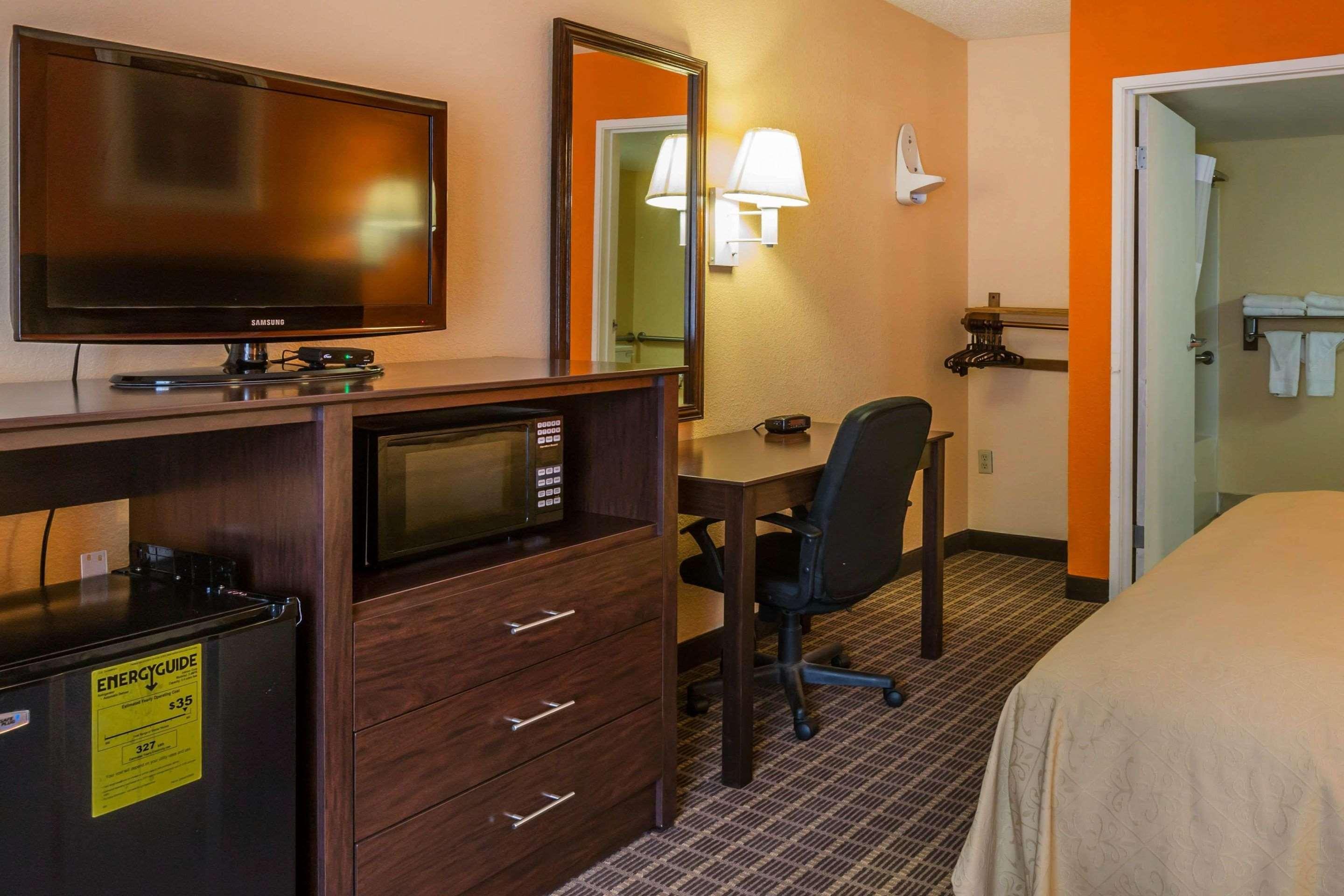 Quality Inn Greer Bagian luar foto